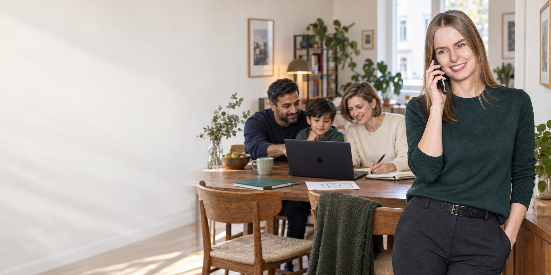 Onlinekurse Hauskauf · Eltern und Kind arbeiten am Esstisch mit dem Laptop einen Hauskauf-Onlinekurs durch · Berlin-Köpenick · RockImmos