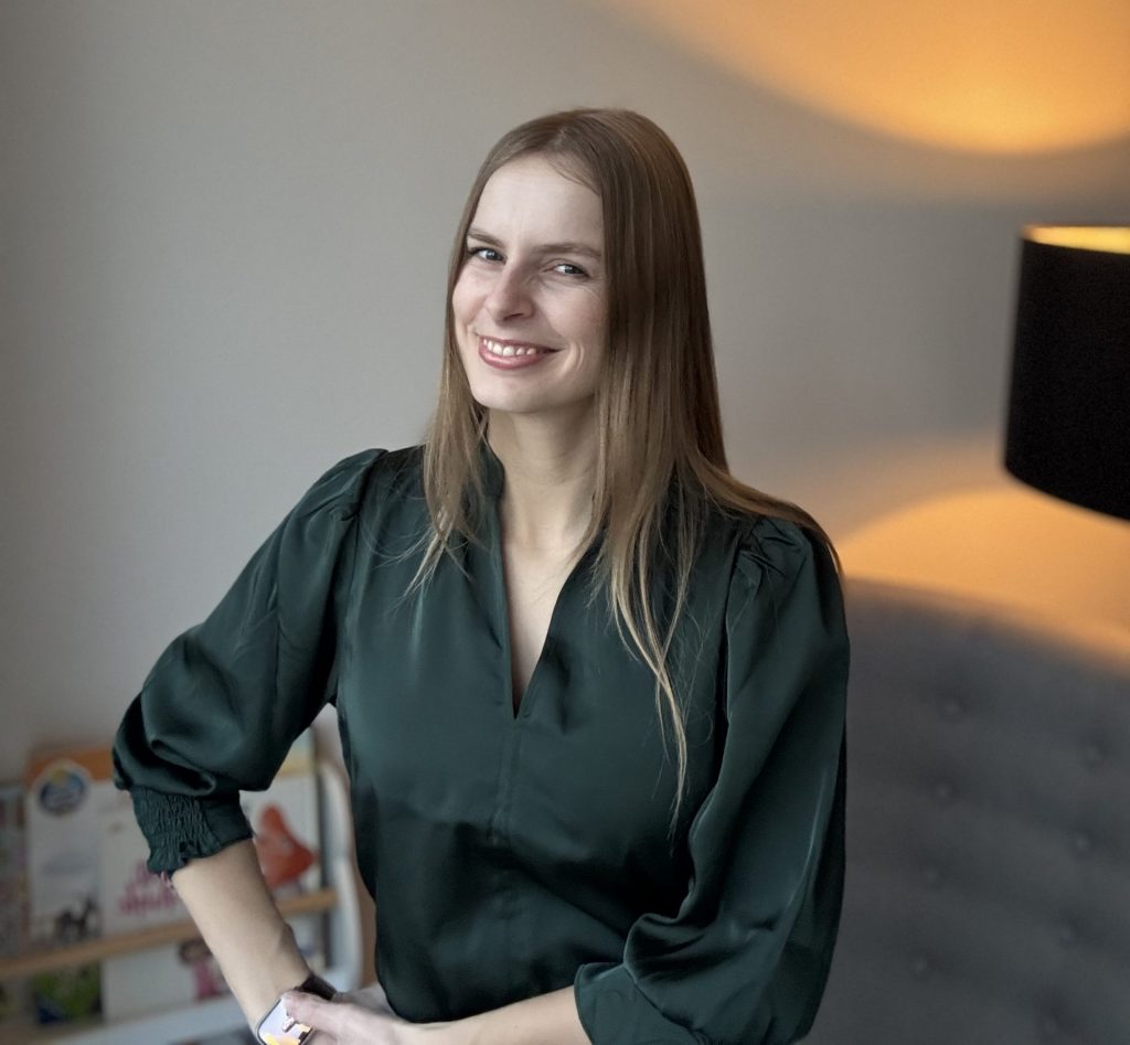 Gründerin-Rockimmos-steht-in-Eigenheim